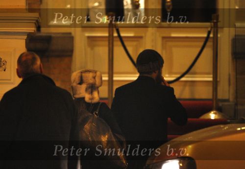 Amsterdam 25 november 2007
Robbie Williams bezoekt met zijn nieuwe vriendin Ayda Field en vrienden Amsterdam. Hij slaapt in het Amstel hotel en ging daarna naar een smartshop en een koffieshop.