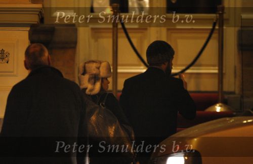 Amsterdam 25 november 2007
Robbie Williams bezoekt met zijn nieuwe vriendin Ayda Field en vrienden Amsterdam. Hij slaapt in het Amstel hotel en ging daarna naar een smartshop en een koffieshop.
