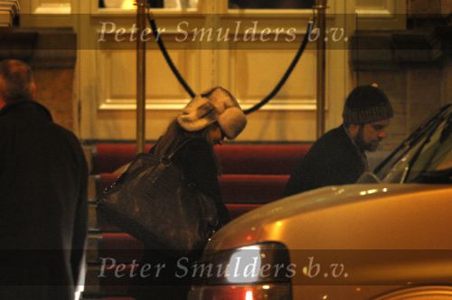 Amsterdam 25 november 2007
Robbie Williams bezoekt met zijn nieuwe vriendin Ayda Field en vrienden Amsterdam. Hij slaapt in het Amstel hotel en ging daarna naar een smartshop en een koffieshop.
