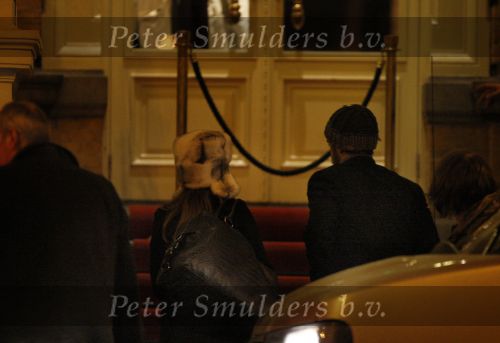Amsterdam 25 november 2007
Robbie Williams bezoekt met zijn nieuwe vriendin Ayda Field en vrienden Amsterdam. Hij slaapt in het Amstel hotel en ging daarna naar een smartshop en een koffieshop.