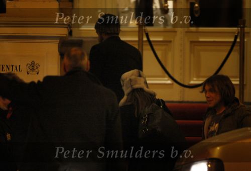 Amsterdam 25 november 2007
Robbie Williams bezoekt met zijn nieuwe vriendin Ayda Field en vrienden Amsterdam. Hij slaapt in het Amstel hotel en ging daarna naar een smartshop en een koffieshop.