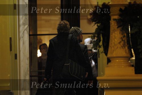 Amsterdam 25 november 2007
Robbie Williams bezoekt met zijn nieuwe vriendin Ayda Field en vrienden Amsterdam. Hij slaapt in het Amstel hotel en ging daarna naar een smartshop en een koffieshop.