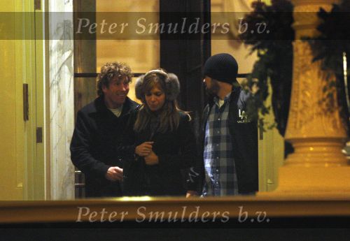 Amsterdam 25 november 2007
Robbie Williams bezoekt met zijn nieuwe vriendin Ayda Field en vrienden Amsterdam. Hij slaapt in het Amstel hotel en ging daarna naar een smartshop en een koffieshop.