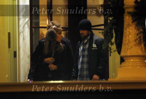 Amsterdam 25 november 2007
Robbie Williams bezoekt met zijn nieuwe vriendin Ayda Field en vrienden Amsterdam. Hij slaapt in het Amstel hotel en ging daarna naar een smartshop en een koffieshop.