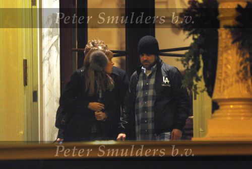 Amsterdam 25 november 2007
Robbie Williams bezoekt met zijn nieuwe vriendin Ayda Field en vrienden Amsterdam. Hij slaapt in het Amstel hotel en ging daarna naar een smartshop en een koffieshop.