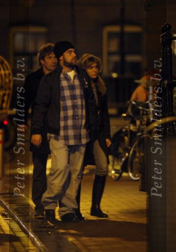 Amsterdam 25 november 2007
Robbie Williams bezoekt met zijn nieuwe vriendin Ayda Field en vrienden Amsterdam. Hij slaapt in het Amstel hotel en ging daarna naar een smartshop en een koffieshop.