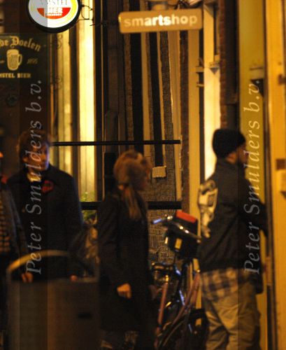 Amsterdam 25 november 2007
Robbie Williams bezoekt met zijn nieuwe vriendin Ayda Field en vrienden Amsterdam. Hij slaapt in het Amstel hotel en ging daarna naar een smartshop en een koffieshop.
