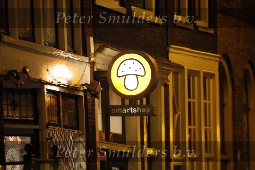 Amsterdam 25 november 2007
Robbie Williams bezoekt met zijn nieuwe vriendin Ayda Field en vrienden Amsterdam. Hij slaapt in het Amstel hotel en ging daarna naar een smartshop en een koffieshop.