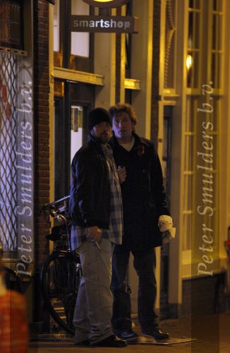 Amsterdam 25 november 2007
Robbie Williams bezoekt met zijn nieuwe vriendin Ayda Field en vrienden Amsterdam. Hij slaapt in het Amstel hotel en ging daarna naar een smartshop en een koffieshop.