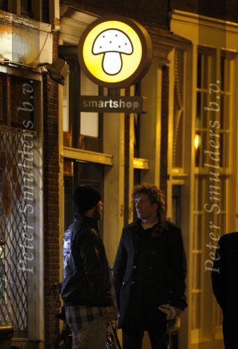 Amsterdam 25 november 2007
Robbie Williams bezoekt met zijn nieuwe vriendin Ayda Field en vrienden Amsterdam. Hij slaapt in het Amstel hotel en ging daarna naar een smartshop en een koffieshop.