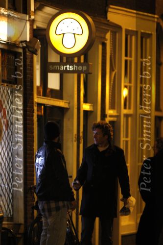 Amsterdam 25 november 2007
Robbie Williams bezoekt met zijn nieuwe vriendin Ayda Field en vrienden Amsterdam. Hij slaapt in het Amstel hotel en ging daarna naar een smartshop en een koffieshop.
