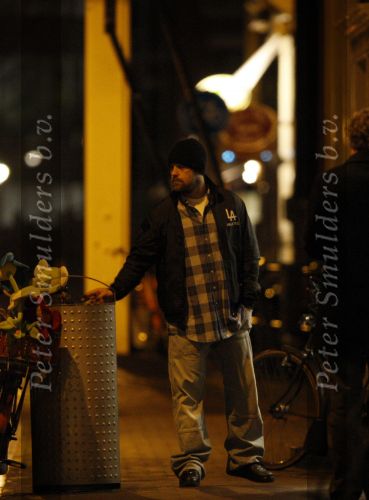 Amsterdam 25 november 2007
Robbie Williams bezoekt met zijn nieuwe vriendin Ayda Field en vrienden Amsterdam. Hij slaapt in het Amstel hotel en ging daarna naar een smartshop en een koffieshop.