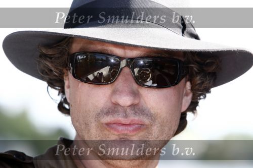 Leiden 23 augustus 2008
De dochter van Phil Collins Joeley Joely Collins trouwt met haar Nederlandse man Stefan Buitelaar. Na het huwelijk gaan ze met boot varen. robert boulevard
Peter Smulders bv