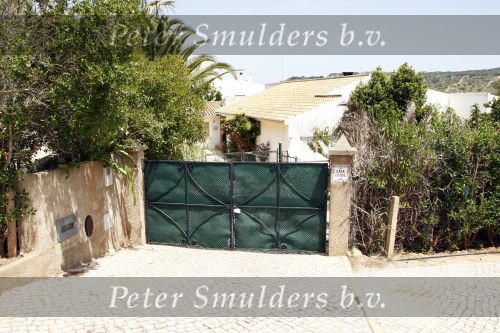 Praia da luz 3 mei 2008
Vandaag was het precies 1 jaar geleden dat Madeleine Mc Cann verdwenen is.  Ze sliepen toen in hotel ocean Club. Op deze dag was er een herdenkingsdiens in de kerk van het dorp. Familie, Michael Wright Sandy Cameron   waren aanwezig. Er waren veel cameraploegen en fotograven aanwezig. Huis van verdachte Robert Murat
Peter Smulders bv
