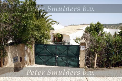 Praia da luz 3 mei 2008
Vandaag was het precies 1 jaar geleden dat Madeleine Mc Cann verdwenen is.  Ze sliepen toen in hotel ocean Club. Op deze dag was er een herdenkingsdiens in de kerk van het dorp. Familie, Michael Wright Sandy Cameron   waren aanwezig. Er waren veel cameraploegen en fotograven aanwezig. Huis van verdachte Robert Mourat
Peter Smulders bv