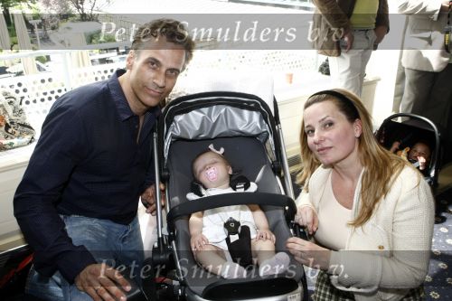 Amsterdam 13 juni 2008
Papa van het jaar verkiezing. Robert Schoemacher met dochter en vrouw Claudia v Zweden
Peter Smulders