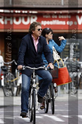 Amsterdam 23 juni 2007
Robert ten Brink met zijn vrouw Roos op de fiets.