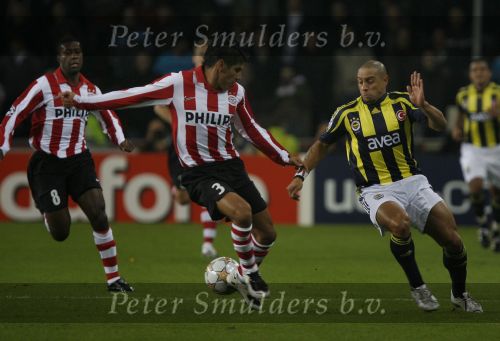 Eindhoven, 23 Oktober 2007
Champions League wedstrijd PSV-Fenerbahce, eindstand 0-0
Seizoen 2007/2008
Carlos Salcido in duel met Roberto Carlos