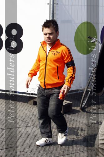 Amsterdam 30 april 2009
Koninginnedag met radio 538 op het museumplein. Roel v Velsen met rouwband
Peter Smulders bv