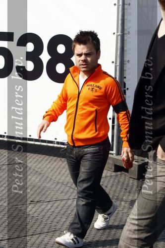 Amsterdam 30 april 2009
Koninginnedag met radio 538 op het museumplein. Roel v Velsen met rouwband
Peter Smulders bv