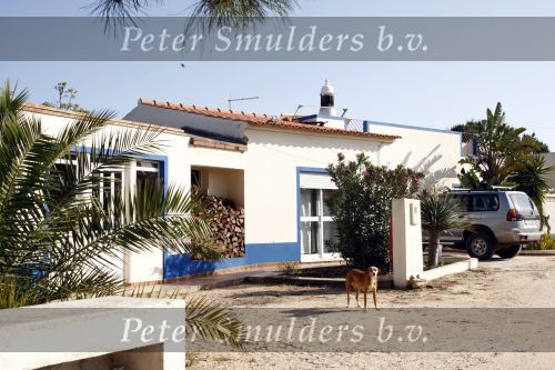 Senhora da Roca 3 mei 2008
De dochter van de nederlander Rolf v Lunzen is ook bijna ontvoerd in Portugal. Ze vertrok te voet vanaf de supermarkt richting haar huis toen een man haar klem probeerde te rijden en mee te nemen. Gelukkig mislukte dat doordat zij zich los trok en zijn  deur dicht gooide.
Peter Smulders bv