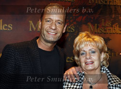 Amsterdam 21 januari 2009
Premiere Les Miserables in Carre. Ron Boszhard met zijn vader moeder en vriend van Carlo
Peter Smulders bv