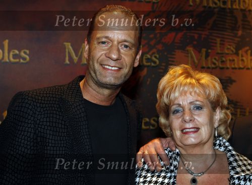 Amsterdam 21 januari 2009
Premiere Les Miserables in Carre. Ron Boszhard met zijn vader moeder en vriend van Carlo
Peter Smulders bv