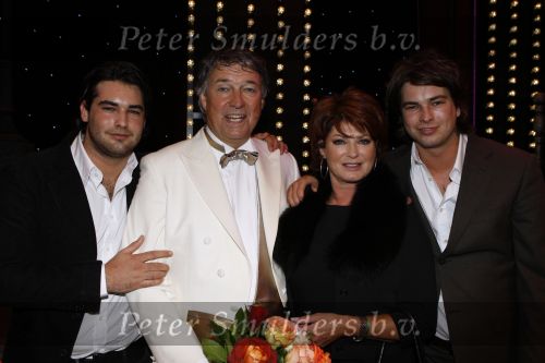 Utrecht 4 november 2007
Premiere Andre v Duin Revue met Ron Brandsteder in Beatrix theater. Ron met  Yvonne Brandsteder Rick en Bob