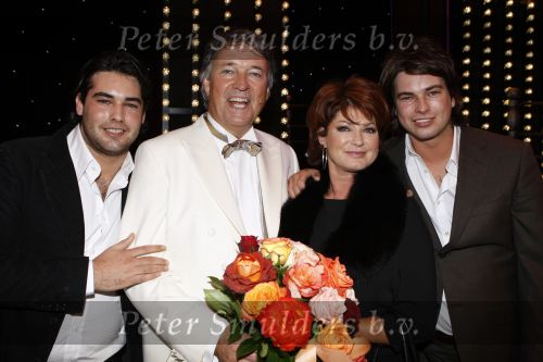 Utrecht 4 november 2007
Premiere Andre v Duin Revue met Ron Brandsteder in Beatrix theater. Ron met  Yvonne Brandsteder Rick en Bob