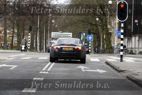 Amsterdam 19 maart 2008
Ron Brandsteder op de cornelis schuytstraat en daarna rijdt hij in zijn jaguar door het rode licht.
Peter Smulders bv