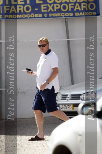 Vale do Lobo 6 mei 2008
Ronald Koeman is na zijn ontslag bij FC Valencia vertrokken naar Vale Do Lobo
Het wassen en tanken van zijn auto en boodschappen doen behoort tot de dagelijkse werkzaamheden
