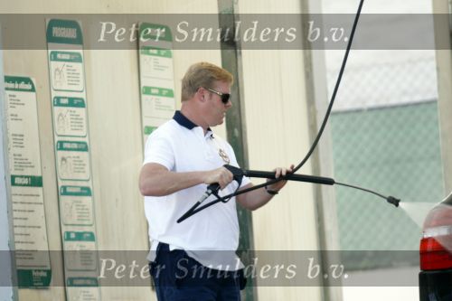 Vale do Lobo 6 mei 2008
Ronald Koeman is na zijn ontslag bij FC Valencia vertrokken naar Vale Do Lobo
Het wassen en tanken van zijn auto en boodschappen doen behoort tot de dagelijkse werkzaamheden
