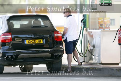 Vale do Lobo 6 mei 2008
Ronald Koeman doet boodschappen en tankt en wast zijn auto. 
Ronald rijdt in een Porsche Cayenne.