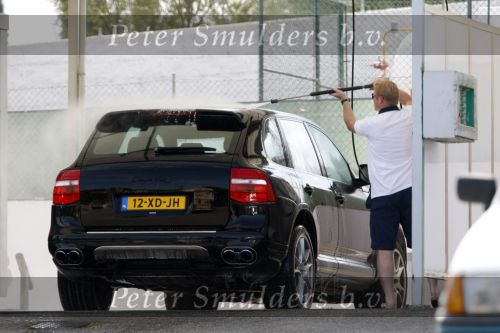 Vale do Lobo 6 mei 2008
Ronald Koeman is na zijn ontslag bij FC Valencia vertrokken naar Vale Do Lobo
Het wassen en tanken van zijn auto en boodschappen doen behoort tot de dagelijkse werkzaamheden