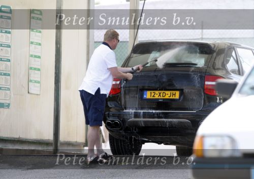 Vale do Lobo 6 mei 2008
Ronald Koeman is na zijn ontslag bij FC Valencia vertrokken naar Vale Do Lobo
Het wassen en tanken van zijn auto en boodschappen doen behoort tot de dagelijkse werkzaamheden