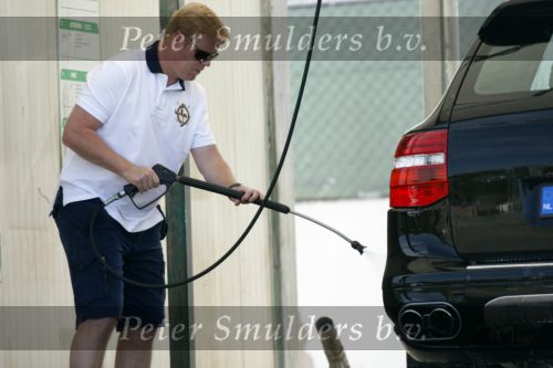 Vale do Lobo 6 mei 2008
Ronald Koeman is na zijn ontslag bij FC Valencia vertrokken naar Vale Do Lobo
Het wassen en tanken van zijn auto en boodschappen doen behoort tot de dagelijkse werkzaamheden