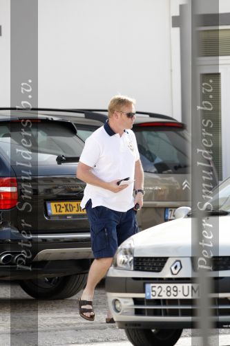 Vale do Lobo 6 mei 2008
Ronald Koeman is na zijn ontslag bij FC Valencia vertrokken naar Vale Do Lobo
Het wassen en tanken van zijn auto en boodschappen doen behoort tot de dagelijkse werkzaamheden