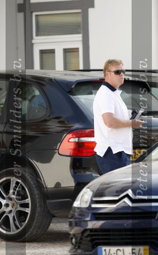 Vale do Lobo 6 mei 2008
Ronald Koeman is na zijn ontslag bij FC Valencia vertrokken naar Vale Do Lobo
Het wassen en tanken van zijn auto en boodschappen doen behoort tot de dagelijkse werkzaamheden