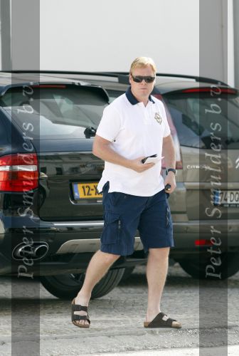 Vale do Lobo 6 mei 2008
Ronald Koeman is na zijn ontslag bij FC Valencia vertrokken naar Vale Do Lobo
Het wassen en tanken van zijn auto en boodschappen doen behoort tot de dagelijkse werkzaamheden