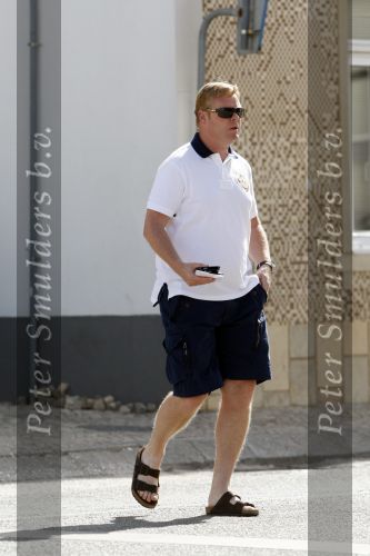 Vale do Lobo 6 mei 2008
Ronald Koeman is na zijn ontslag bij FC Valencia vertrokken naar Vale Do Lobo
Het wassen en tanken van zijn auto en boodschappen doen behoort tot de dagelijkse werkzaamheden