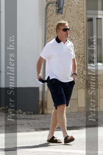 Vale do Lobo 6 mei 2008
Ronald Koeman is na zijn ontslag bij FC Valencia vertrokken naar Vale Do Lobo
Het wassen en tanken van zijn auto en boodschappen doen behoort tot de dagelijkse werkzaamheden