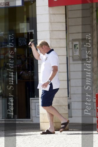 Vale do Lobo 6 mei 2008
Ronald Koeman is na zijn ontslag bij FC Valencia vertrokken naar Vale Do Lobo
Het wassen en tanken van zijn auto en boodschappen doen behoort tot de dagelijkse werkzaamheden