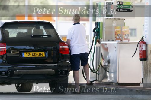 Vale do Lobo 6 mei 2008
Ronald Koeman is na zijn ontslag bij FC Valencia vertrokken naar Vale Do Lobo
Het wassen en tanken van zijn auto en boodschappen doen behoort tot de dagelijkse werkzaamheden