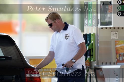 Vale do Lobo 6 mei 2008
Ronald Koeman is na zijn ontslag bij FC Valencia vertrokken naar Vale Do Lobo
Het wassen en tanken van zijn auto en boodschappen doen behoort tot de dagelijkse werkzaamheden