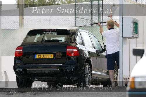 Vale do Lobo 6 mei 2008
Ronald Koeman is na zijn ontslag bij FC Valencia vertrokken naar Vale Do Lobo
Het wassen en tanken van zijn auto en boodschappen doen behoort tot de dagelijkse werkzaamheden