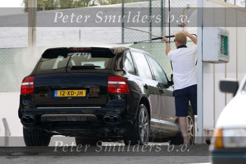 Vale do Lobo 6 mei 2008
Ronald Koeman is na zijn ontslag bij FC Valencia vertrokken naar Vale Do Lobo
Het wassen en tanken van zijn auto en boodschappen doen behoort tot de dagelijkse werkzaamheden