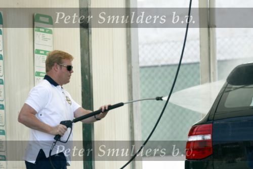 Vale do Lobo 6 mei 2008
Ronald Koeman is na zijn ontslag bij FC Valencia vertrokken naar Vale Do Lobo
Het wassen en tanken van zijn auto en boodschappen doen behoort tot de dagelijkse werkzaamheden