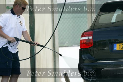 Vale do Lobo 6 mei 2008
Ronald Koeman is na zijn ontslag bij FC Valencia vertrokken naar Vale Do Lobo
Het wassen en tanken van zijn auto en boodschappen doen behoort tot de dagelijkse werkzaamheden