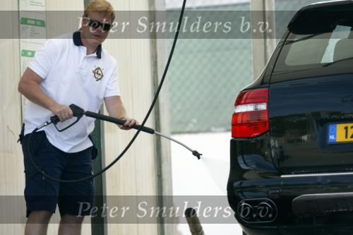 Vale do Lobo 6 mei 2008
Ronald Koeman is na zijn ontslag bij FC Valencia vertrokken naar Vale Do Lobo
Het wassen en tanken van zijn auto en boodschappen doen behoort tot de dagelijkse werkzaamheden