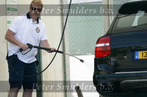 Vale do Lobo 6 mei 2008
Ronald Koeman is na zijn ontslag bij FC Valencia vertrokken naar Vale Do Lobo
Het wassen en tanken van zijn auto en boodschappen doen behoort tot de dagelijkse werkzaamheden